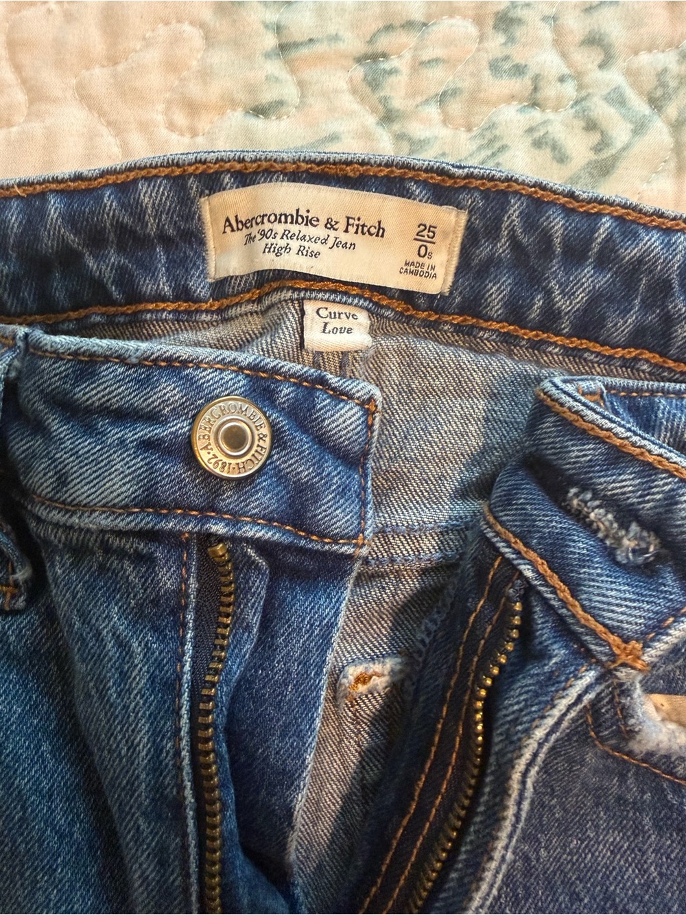 Abercrombie & Fitch Curve Love ’90s Relaxed High Rise Jeans | 25 Short - Picture 3 of 3